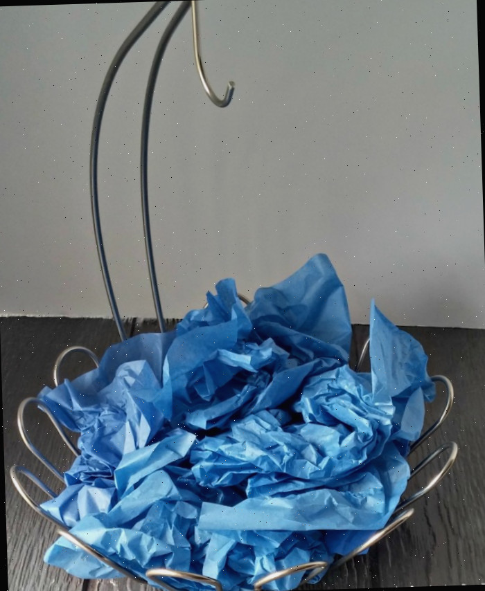 Papel de seda amassado no fundo de uma cesta de frutas