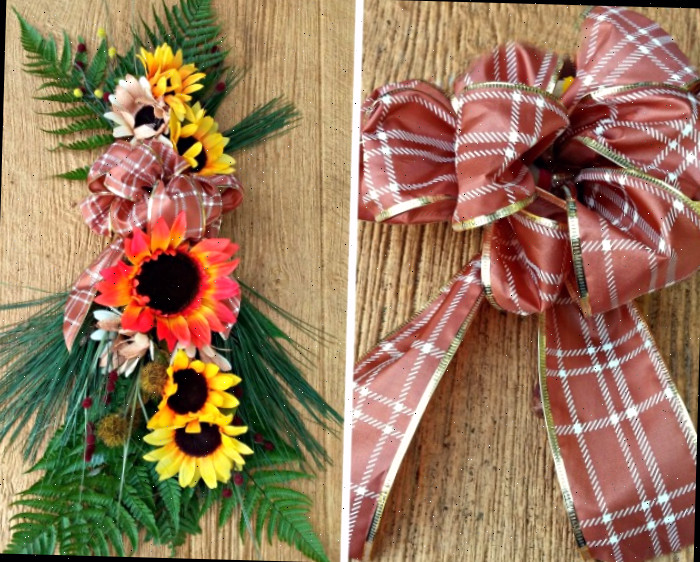 Adicione um laço floral ao adereço de porta Uma colagem mostrando imagens de um laço floral e o mesmo laço preso a um adereço de porta de outono.