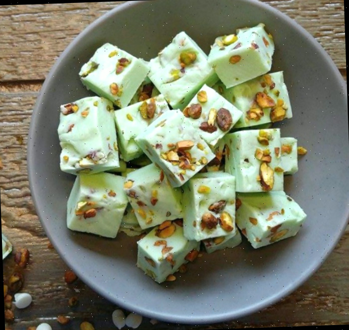 Fudge de pistache Fudge de Pistache em uma tigela cinza.
