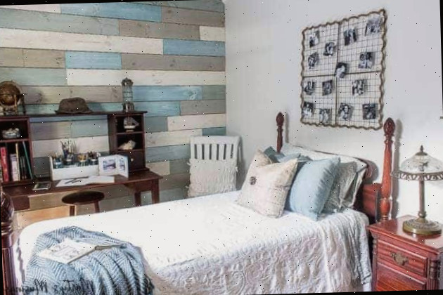 Um quarto com uma cama e uma escrivaninha