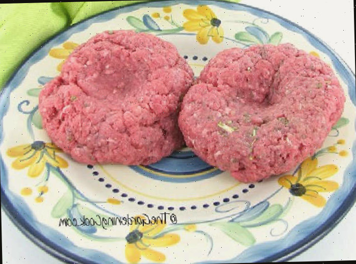 Hambúrgueres moldados Hambúrgueres com uma depressão em um prato.