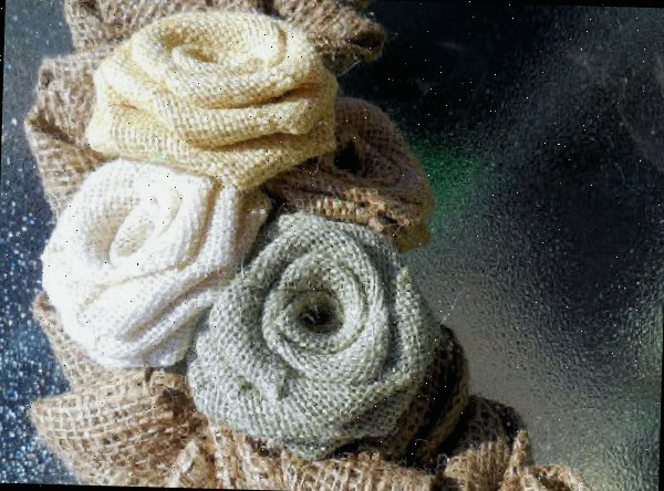 Uma imagem de close de rosas de juta em uma guirlanda de flores de juta.