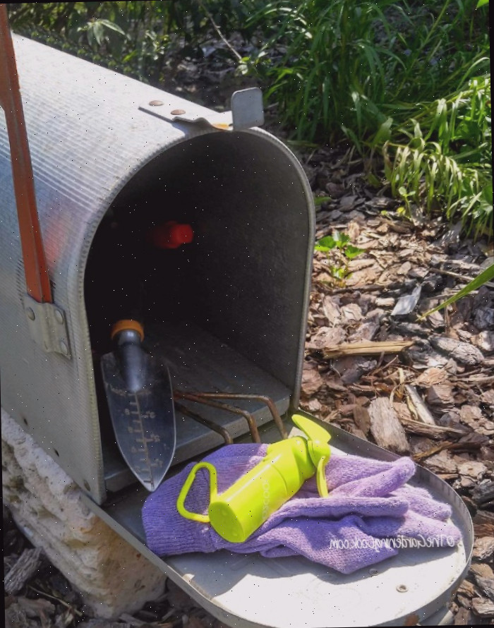 Caixa de correio com ferramentas de jardinagem, luvas e um ventilador mini.