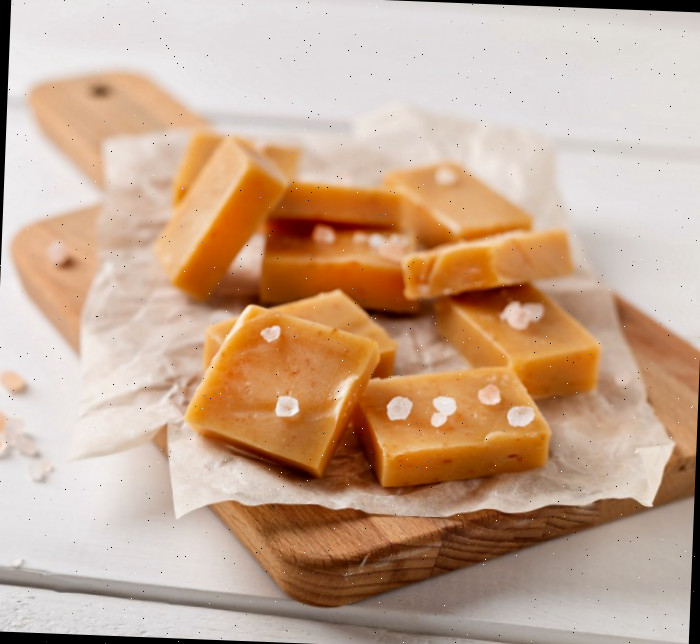 fudge de caramelo. fudge de caramelo com sal marinho em uma tábua de corte.