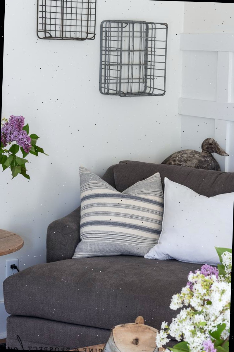 Canto aconchegante da sala de estar em casa estilo inglês decorado para a primavera