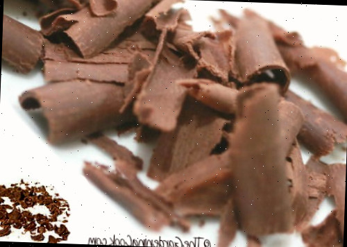 Raspas de chocolate e chocolate ralado em um fundo branco.