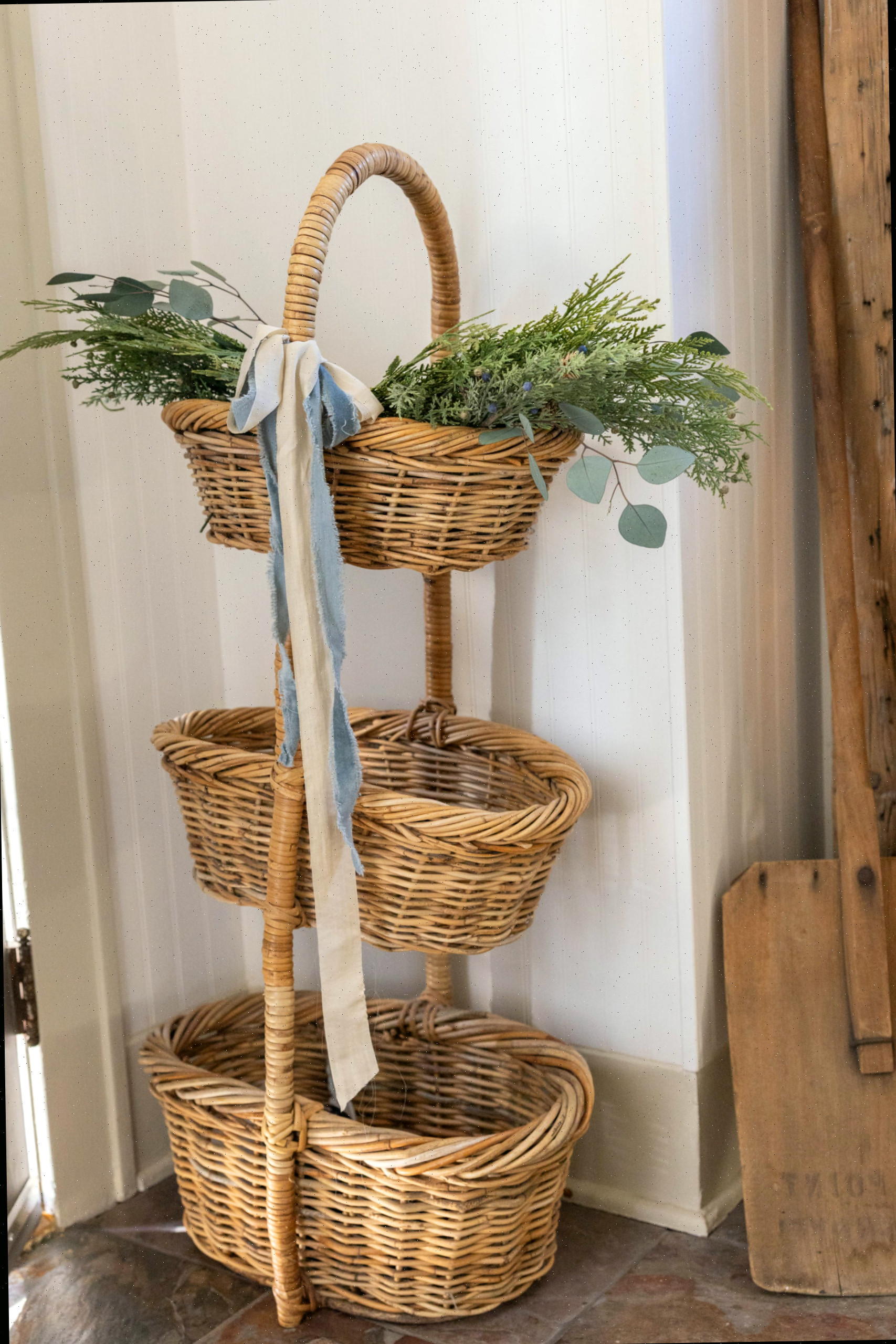 Decoração de Natal com cesta na entrada