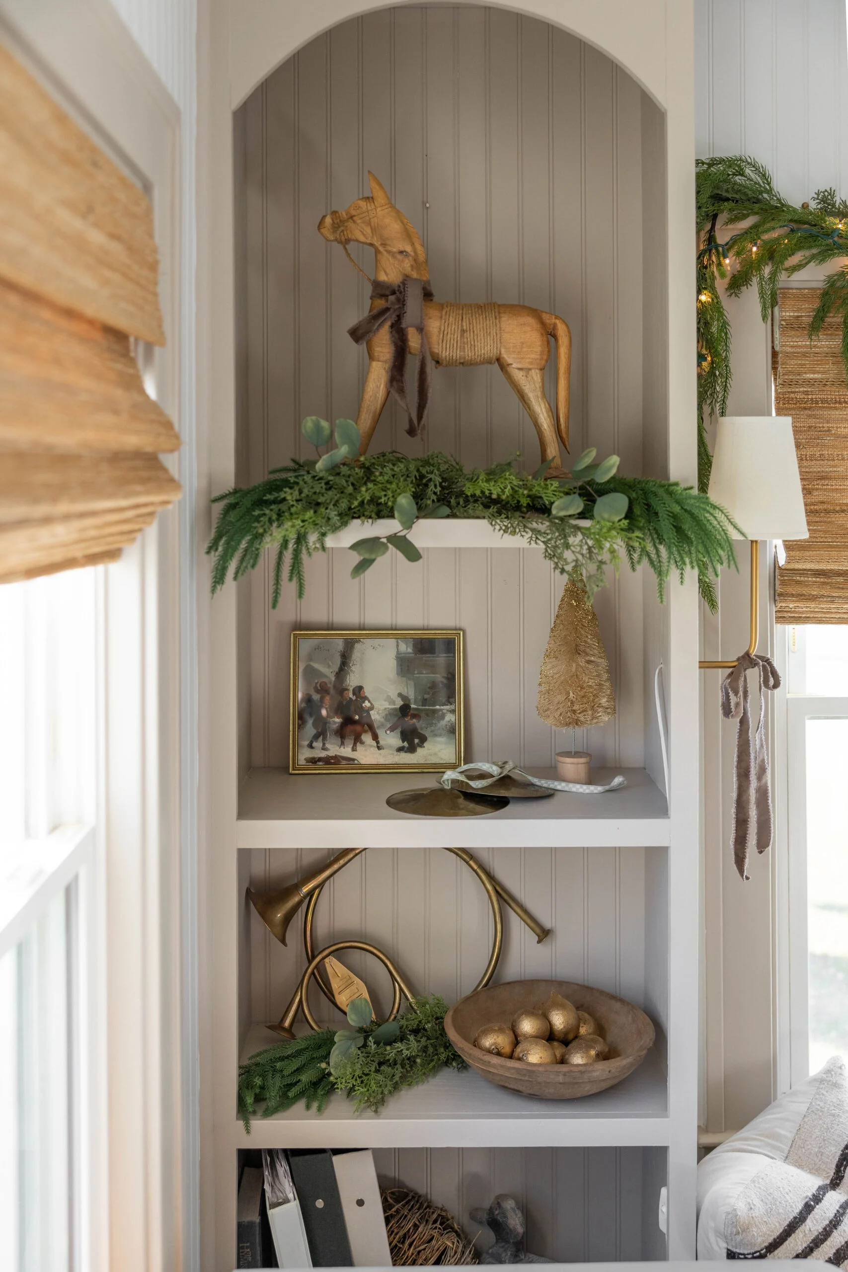 Detalhes da decoração das prateleiras de Natal