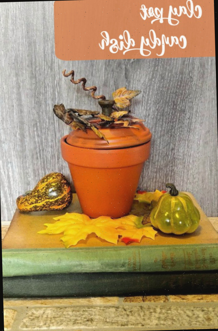 Prato de abóbora cerâmica Prato de doces em forma de abóbora feito de um vaso de barro sobre uma pilha de livros antigos. O texto laranja diz prato de doces de vaso de barro.