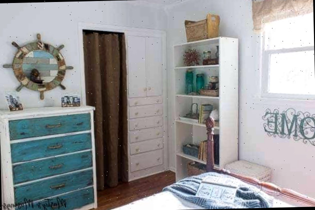 Quarto com tema litorâneo com móveis em aqua e branco