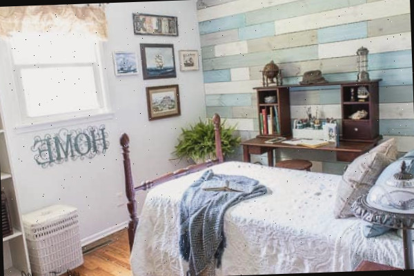 Um quarto com uma cama e uma mesa em um ambiente