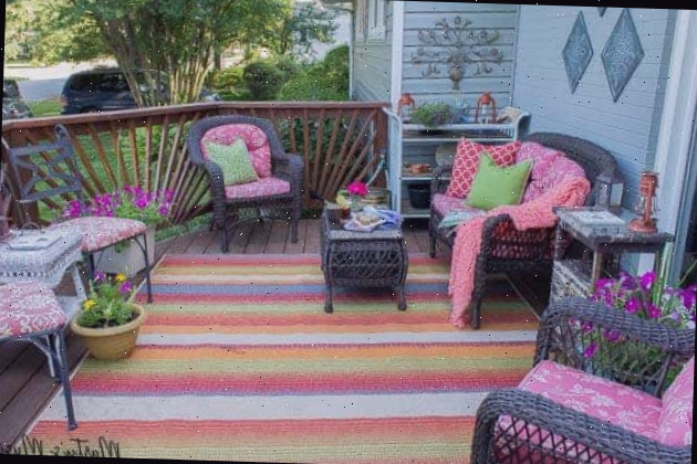 Uma sala de estar cheia de flores rosa sobre uma mesa