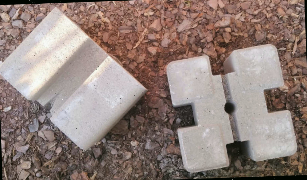 Blocos de parede de concreto no chão, prontos para fazer os suportes de uma cama elevada DIY.