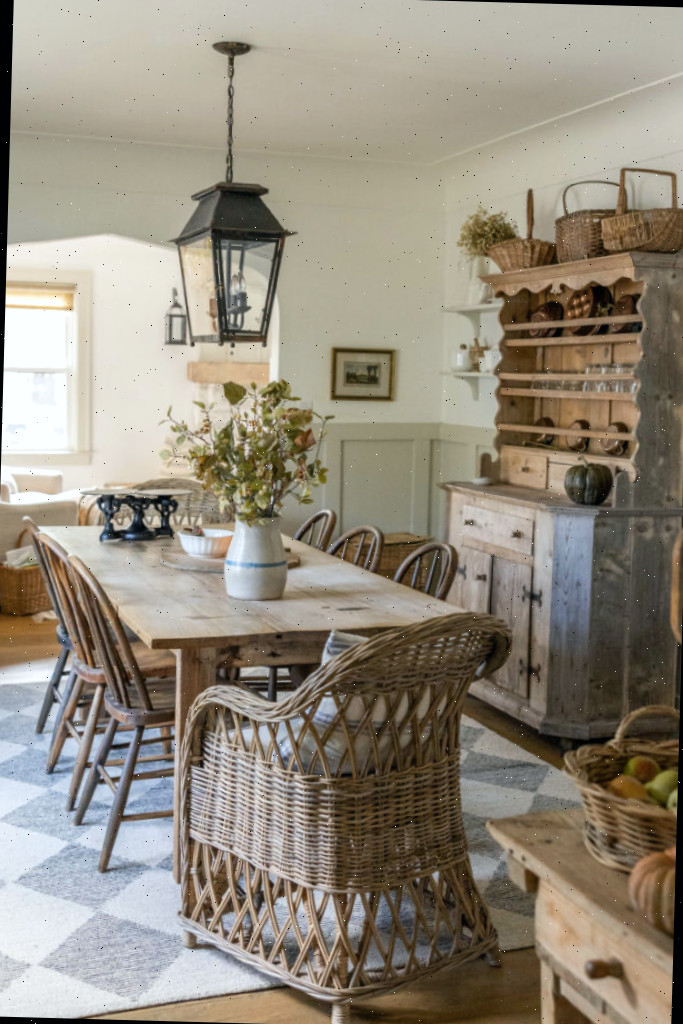 Sala de jantar da visita de casa no outono