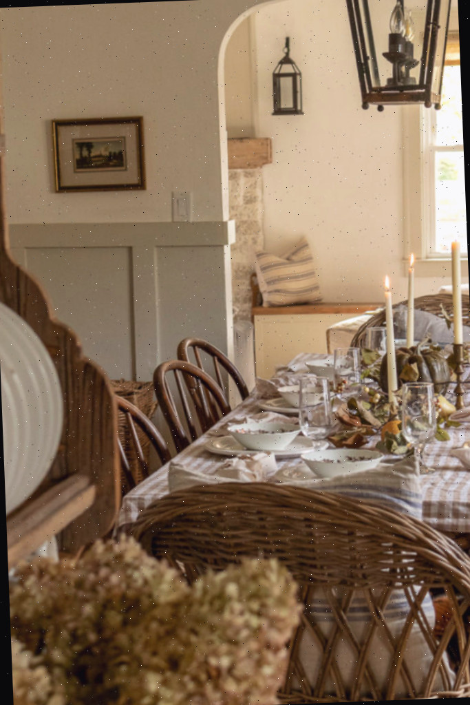 Mesa de Ação de Graças com Decoração de Brechó