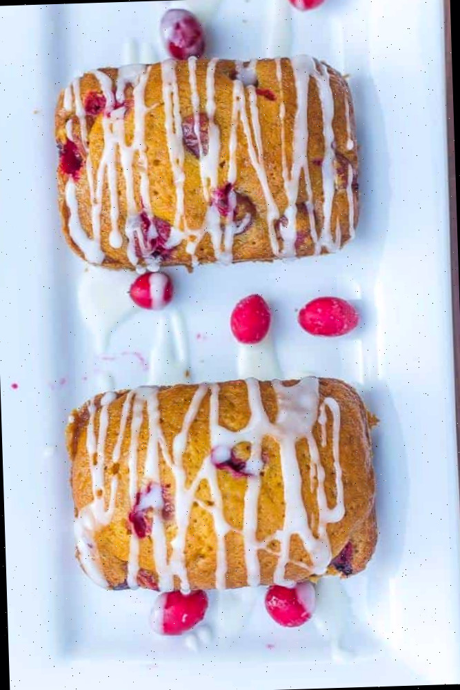 Pão rápido de abóbora e cranberry em um prato branco