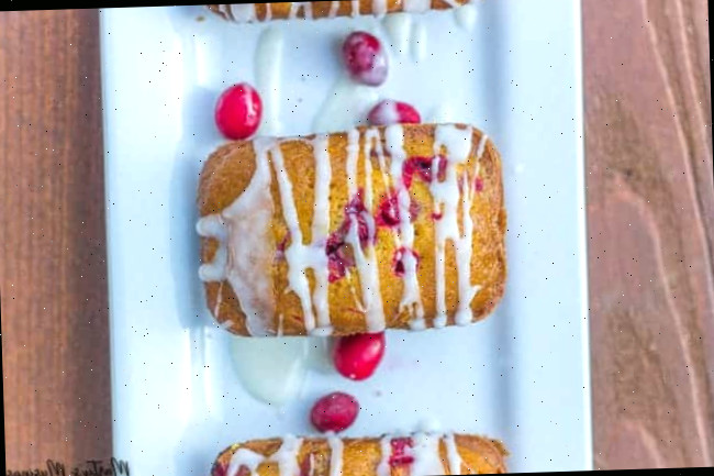 Pão rápido de abóbora com cranberry em um prato branco
