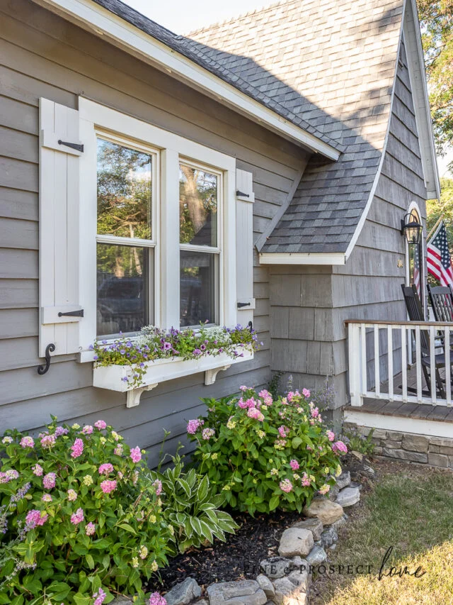 Jardins Elevados ao Redor da Casa em Estilo Cabana