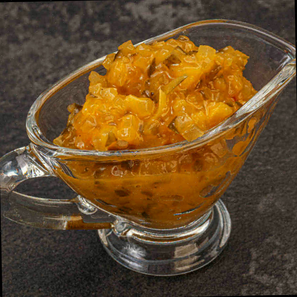 Relish de pepino amarelo doce em uma travessa.
