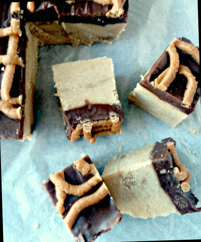 Fudge de copo de manteiga de amendoim Fudge de copo de manteiga de amendoim da Reese's cortado em quadrados.