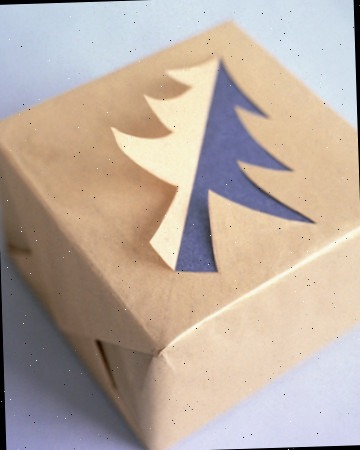 Decorativo de árvore roxa e branca em presente de papel marrom da marthastewart.com.