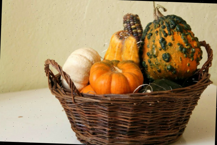 Abóbora decorativa em uma cesta