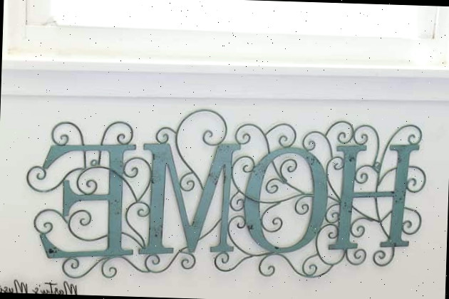 Letreiro de metal turquesa com a palavra home