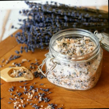 Sais de banho relaxantes de lavanda e camomila DIY.