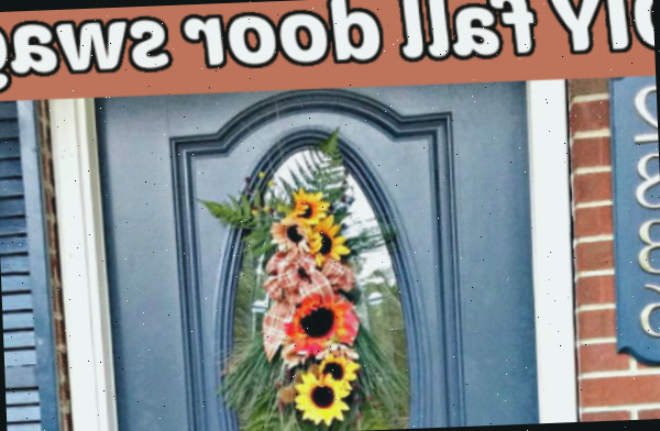 Decoração de Porta de Outono DIY Uma porta da frente azul com um painel de vidro decorada com uma guirlanda de outono. Caixa de texto marrom lê 'Decoração de porta de outono DIY'.