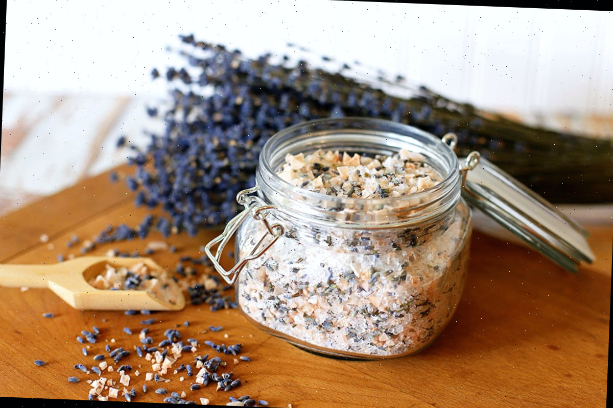 Fáceis sais de banho de lavanda para fazer em casa em um pote de vidro.