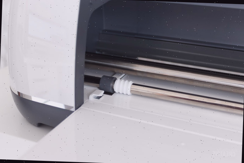 Interior do Cricut Maker com rodas estrela para a direita