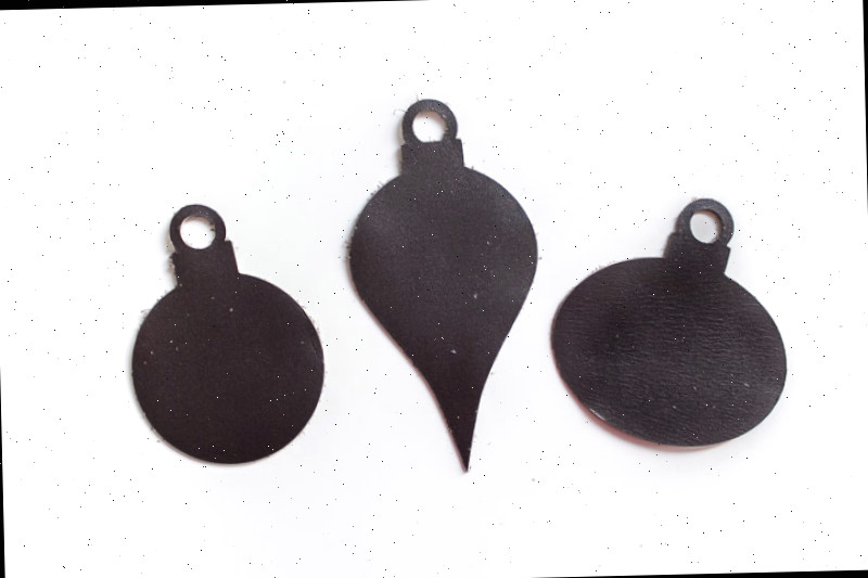 ornamentos de couro recém-cortados sobre mesa branca