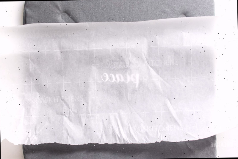 ornamento de couro com HTV e papel manteiga pronto para prensar