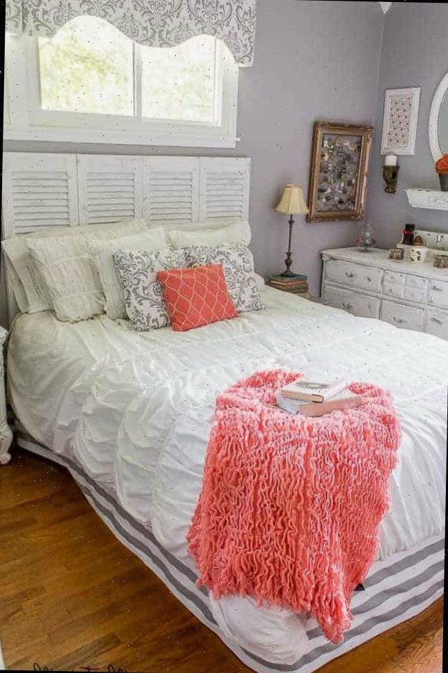 Uma cama grande em um quarto