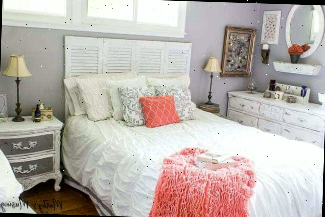 Um quarto com uma cama em um ambiente