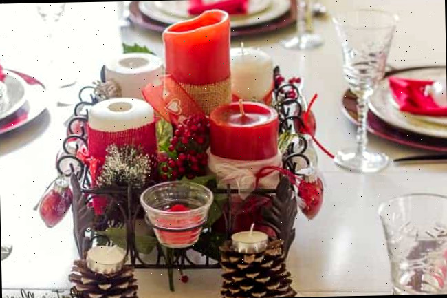 Uma mesa com pratos de comida, com Dia dos Namorados e decoração