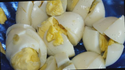 Ovos cozidos picados em uma tigela azul.