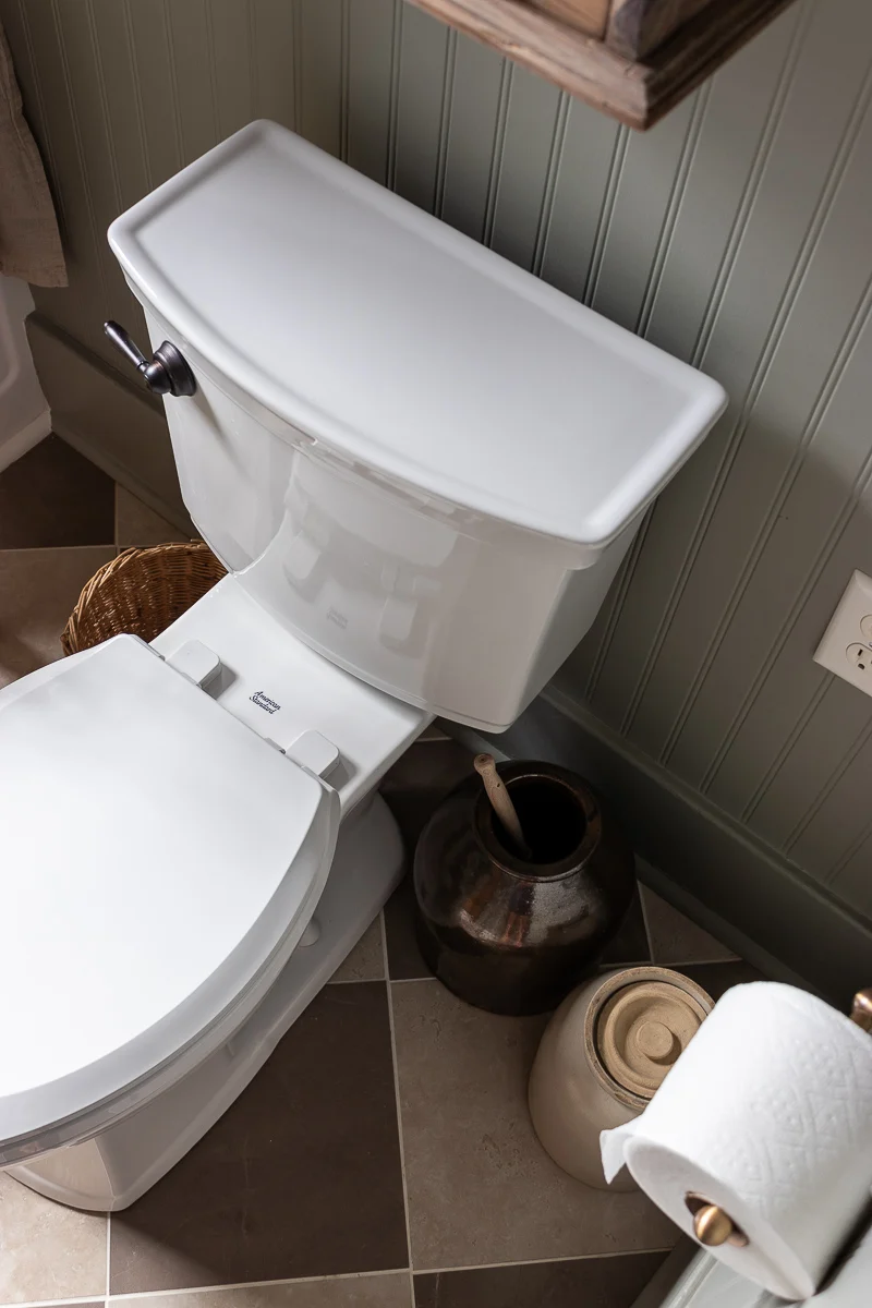 Cestos e potes antigos (crocks) para a transformação do banheiro English cottage