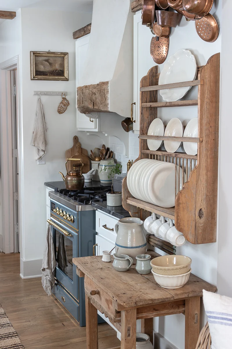 Cozinha de cottage aconchegante e convidativa