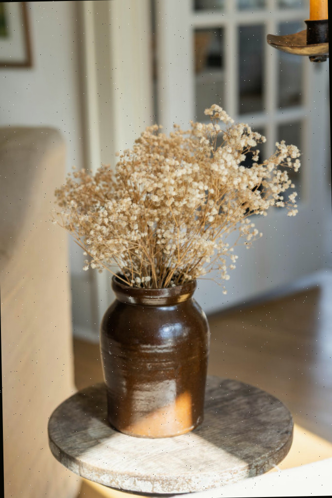 Decoração aconchegante da sala de estar no outono com elementos naturais