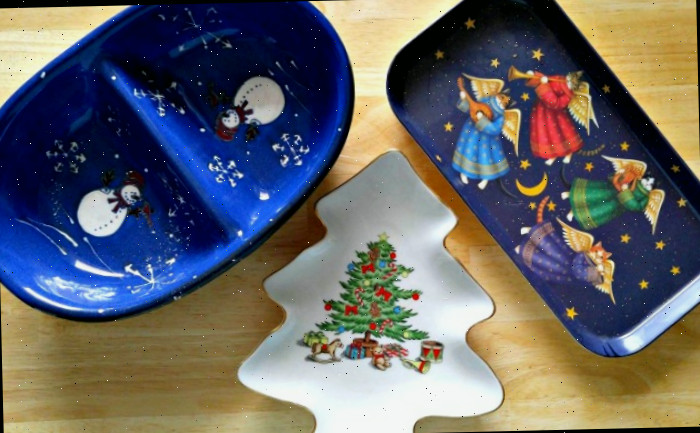 Três encantadores pratos de Natal em azul e branco com anjos, boneco de neve e árvore natalina.