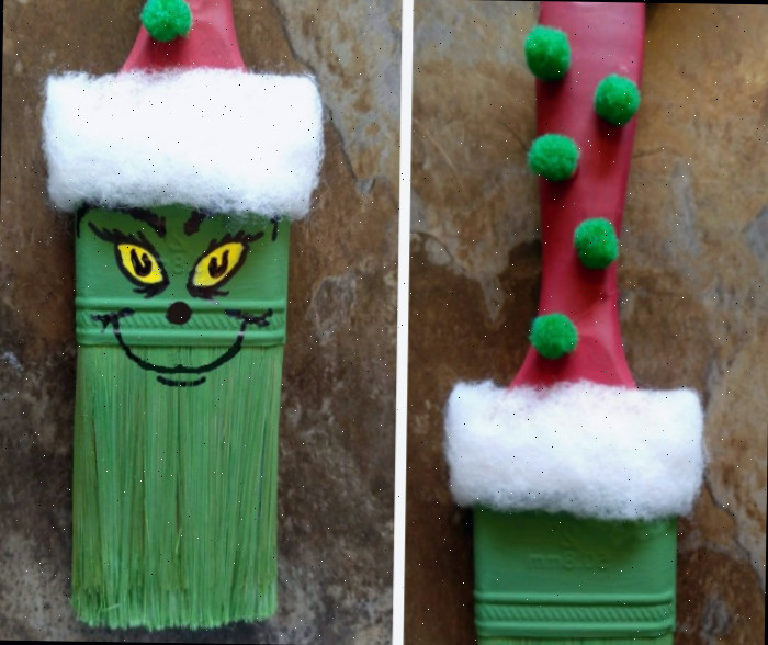 Adicione pompons verdes ao cabo do pincel e pinte o rosto do Grinch.