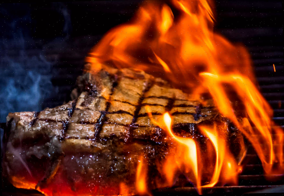 Labareda! Labareda em um pedaço de bife.