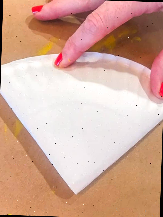 dobre o prato de papel em quatro partes