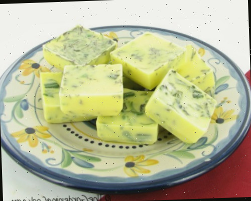 Frozen fresh herbs Ervas frescas congeladas em azeite de oliva em um prato azul e amarelo.