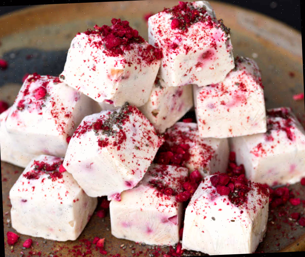 Frozen yogurt cubes Cubos de iogurte congelado com coberturas de romã.