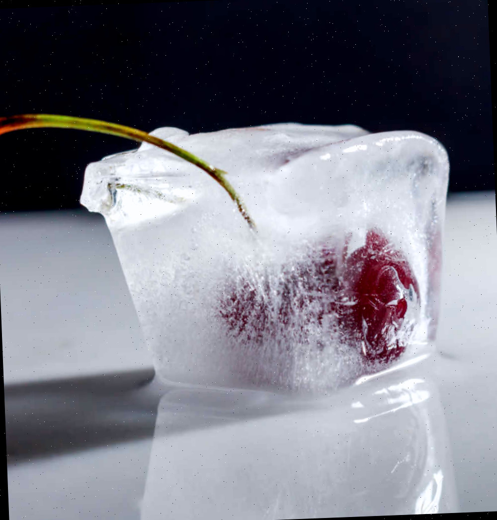 Frozen fruit cube Cereja congelada em um grande cubo de gelo