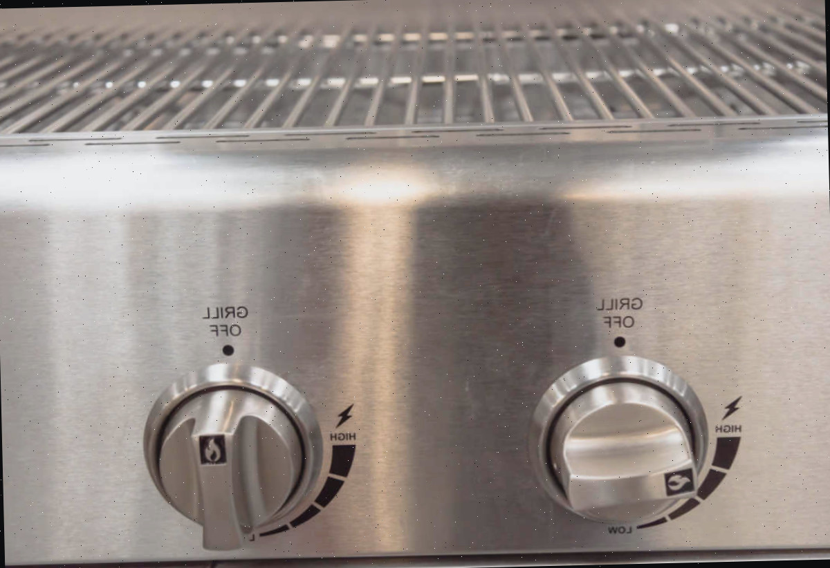 Pré-aqueça a grelha Botões de um churrasco a gás ajustados para pré-aquecimento antes de cozinhar.