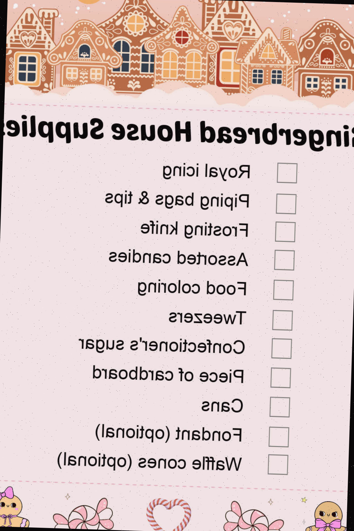 Lista de verificação imprimível para ornamentar casa de pão de gengibre com ilustração de vila festiva no topo, lista de itens no centro e borda de doces na parte inferior.
