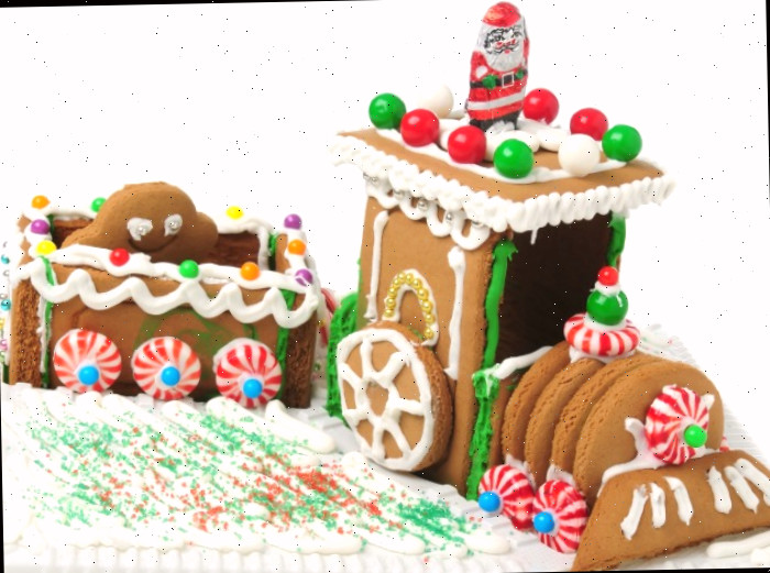Trem elaborado com gengibre decorado com doces e glacê real simulando neve.